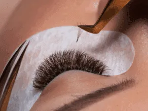 Applicazione professionale di estensioni ciglia con tecnica volume per un allungamento preciso e naturale.