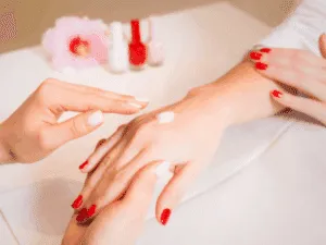 Applicazione di crema idratante sulle mani dopo la manicure semipermanente