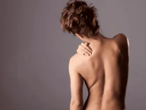 Schiena liscia e curata di donna con pelle uniforme e senza imperfezioni