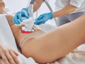 Cavitazione medica eseguita su paziente in ambulatorio di medicina estetica