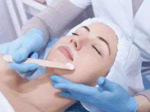 Applicazione di ceretta a caldo per viso su labbro superiore