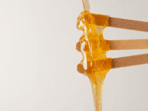 Pasta di zucchero per ceretta araba Pasta di zucchero elastica utilizzata per la ceretta araba e il metodo sugaring, pronta per l’applicazione.