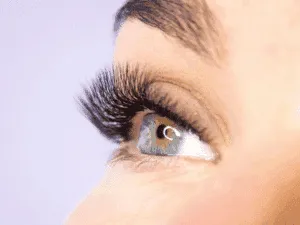 Ciglia extensions voluminose Primo piano di occhio con ciglia extensions voluminose e definite ottenute tramite allungamento e infoltimento