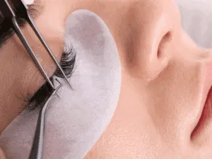 Estensione delle ciglia 1:1 Tecnica 1:1 di estensione delle ciglia applicata con pinzette professionali su occhio chiuso.