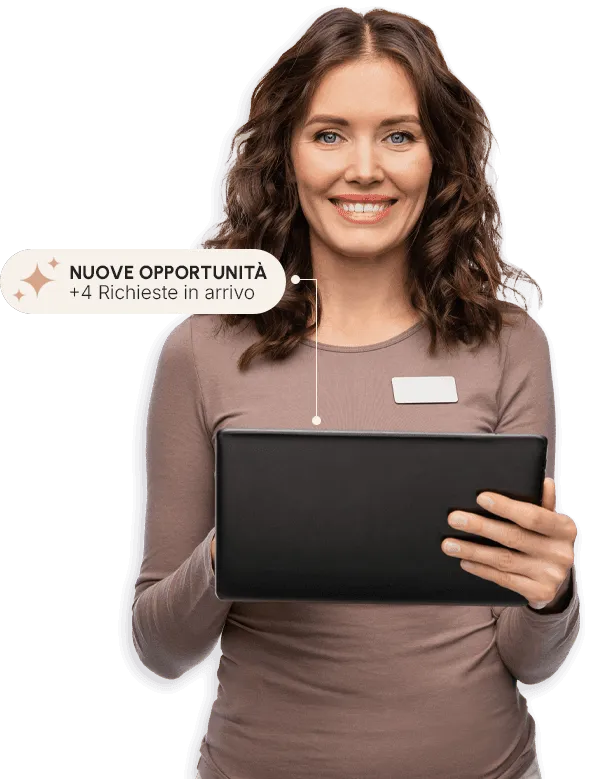 Donna sorridente con tablet e avviso nuove opportunità