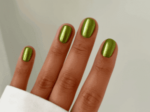 colori unghie autunnali 2025 con effetto chrome