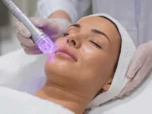 Trattamento illuminante viso con tecnologia a luce LED per pelle luminosa