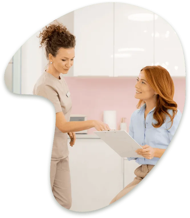Professionista sanitaria consegna documenti a paziente sorridente