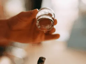 Coppetta in vetro per cupping e trattamenti viso lifting naturale. Coppetta in vetro per trattamenti di coppettazione viso e cupping facciale, utilizzata per stimolare circolazione e drenaggio.
