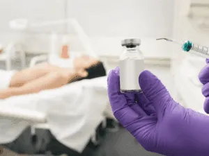 Preparazione del trattamento di biorivitalizzazione con fiala e siringa in ambulatorio medico estetico