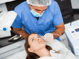 cos’è la carbossiterapia Medico estetico esegue trattamento di carbossiterapia occhiaie su una paziente per schiarire lo sguardo.
