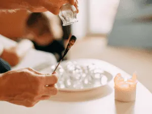 Coppettazione viso tradizionale con metodo a fuoco. Preparazione delle coppette per cupping viso con metodo a fuoco, tecnica tradizionale per applicare pressione e stimolare microcircolo.