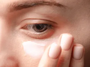 applicazione crema contorno occhi per cura delle occhiaie e idratazione pelle