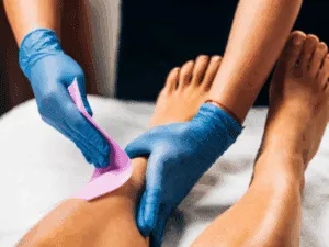 Depilazione con cera fredda, applicazione della striscia