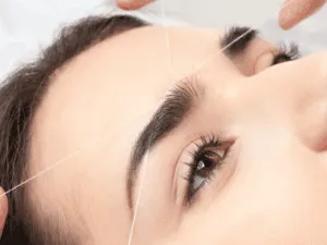 Threading sopracciglia con tecnica a filo professionale Filo teso utilizzato per la tecnica di threading sulle sopracciglia.