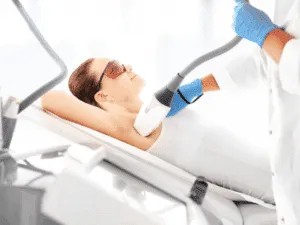 Epilazione a luce pulsata in centro estetico Donna sottoposta a trattamento professionale di epilazione a luce pulsata nella zona ascellare.