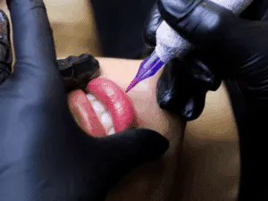 Applicazione del pigmento sulle labbra durante una seduta di dermopigmentazione effetto volume con tecnica 3D.