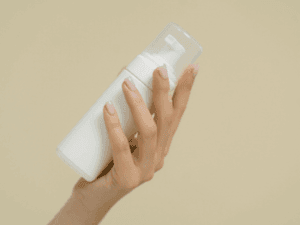 flacone detergente viso prodotti per doppia detersione skincare