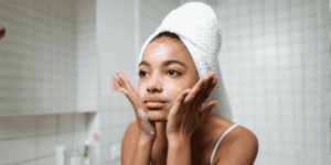 ragazza che fa doppia detersione del viso
