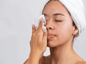 rimozione trucco con dischetto durante double cleansing viso