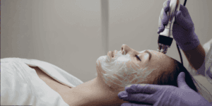 Trattamento viso con elettroporatore estetico per veicolazione profonda dei principi attivi e ringiovanimento della pelle