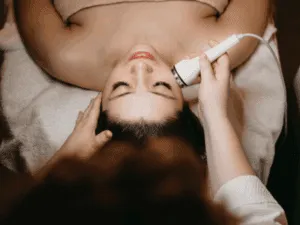 Trattamento di elettroporazione viso con manipolo professionale per veicolazione transdermica dei principi attivi