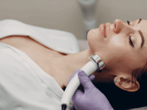 Trattamento di elettroporazione estetica su viso per stimolare idratazione e compattezza cutanea