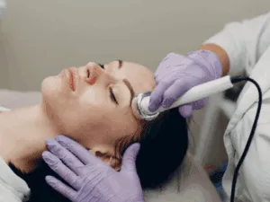 Elettroporazione medica sul viso con dispositivo professionale per trattamento anti-age non invasivo
