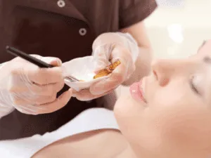 Preparazione degli esfolianti chimici per peeling viso in ambulatorio estetico