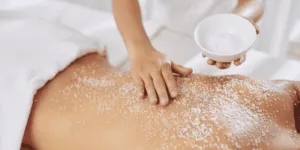 esempio di come esfoliare corpo in centro estetico con scrub