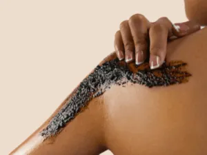 Applicazione di scrub naturale esfoliante sulla spalla