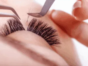Applicazione extension ciglie – tecnica professionale Applicazione di una singola extension ciglia su ciglia naturali con pinzette professionali.