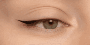 eyeliner grafico semipermanente tatuato su occhio verde da professionista
