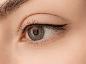 Eyeliner infracigliare sottile applicato alla base delle ciglia superiori
