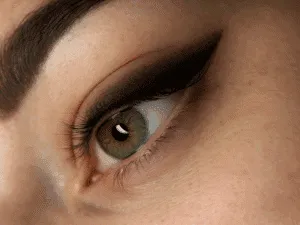 Occhio verde con eyeliner sfumato semipermanente definito e graduale in stile ombré.