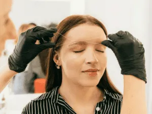 Epilazione sopracciglia con filo arabo eseguita da professionista Epilazione con filo arabo sulle sopracciglia eseguita da un’estetista professionista.