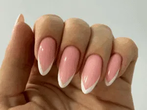 Unghie a mandorla con french manicure bianca sottile e base rosa naturale.