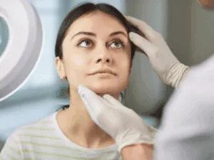  Medico estetico esegue valutazione specialistica del viso per trattamento lifting HIFU.