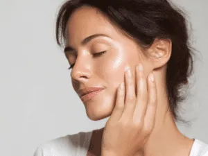 Pelle idratata, luminosa e uniforme dopo trattamento HydraFacial con miglioramento della texture cutanea.