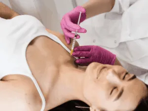 Iniezioni di biorivitalizzazione nella zona del décolleté eseguite da medico estetico