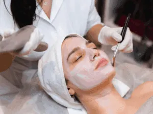 Applicazione di maschera viso lenitiva durante trattamento di pulizia del viso in centro estetico