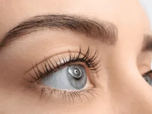 Risultato laminazione ciglia – effetto naturale e incurvato Primo piano di ciglia dopo laminazione, con incurvatura naturale e maggiore definizione dello sguardo.