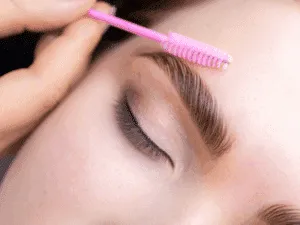 Pettinatura professionale durante il brow lifting sopracciglia Sopracciglia laminate con effetto brow lamination uniforme