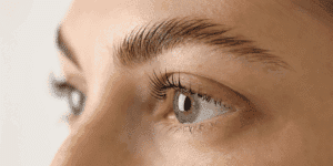 Sopracciglia laminate dopo trattamento con effetto brow lift naturale