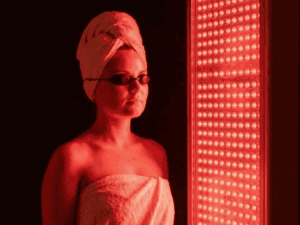 trattamento con lampada abbronzante al collagene con luce rossa durante una seduta in centro estetico