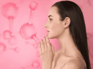 profilo di donna con pelle liscia e luminosa associata al trattamento con lampada per stimolare il collagene