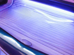 Dettaglio dei tubi fluorescenti blu di un solarium a bassa pressione per l'attivazione della melanogenesi.