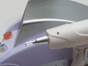 Epilazione laser YAG per risultati efficaci e sicuri su tutti i fototipi Primo piano del manipolo di un laser ND:YAG utilizzato per trattamenti estetici di epilazione