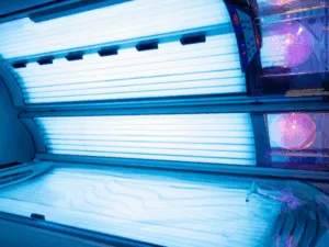 Lettino solare ad alta tecnologia con bulbi UVA e display per la gestione dei tempi di esposizione.