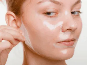 Peeling chimico viso prima e dopo con rimozione dello strato superficiale della pelle